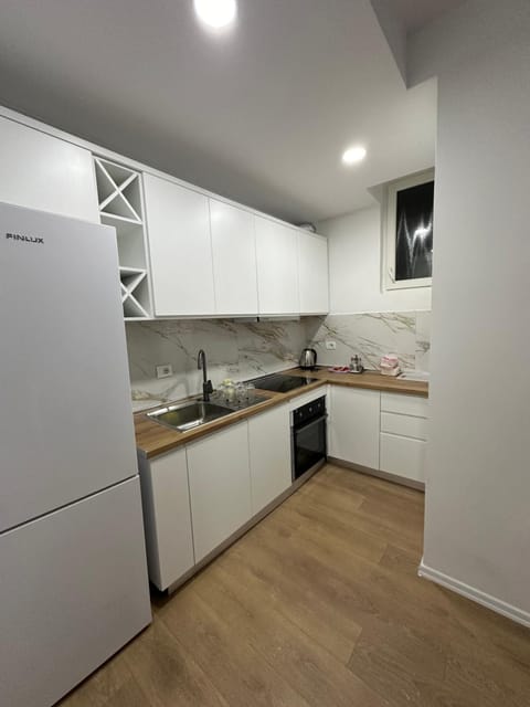 Kitchen or kitchenette, minibar, oven, stove