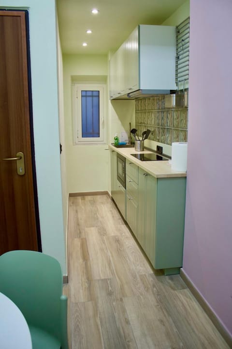 Kitchen or kitchenette, minibar