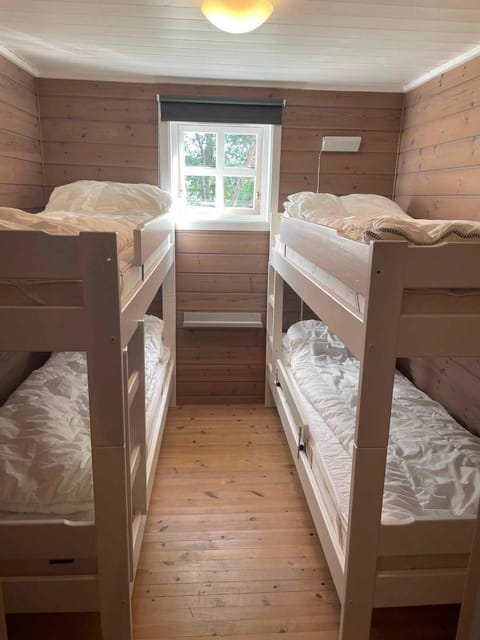 Bedroom, bunk bed