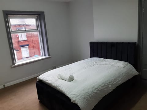 Cozy large double RM 10 Vacation rental in Oldham