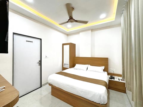 Bed, Photo of the whole room, Bedroom, Family, internet, wardrobe, air conditioner