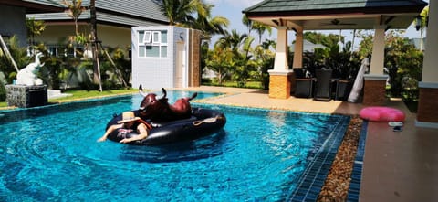 Big swimming pool garden villa 私家泳池花园豪华别墅 Villa in Pattaya City