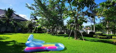 Big swimming pool garden villa 私家泳池花园豪华别墅 Villa in Pattaya City