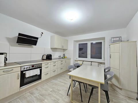 Kitchen or kitchenette, Dining area, minibar, pet friendly