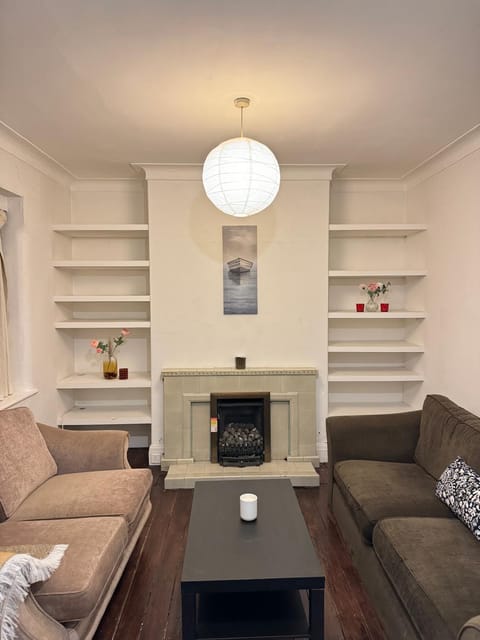 Didsbury GEM ! FREE ONSITE PARKING ! STYLISH & CENTRAL House in Manchester