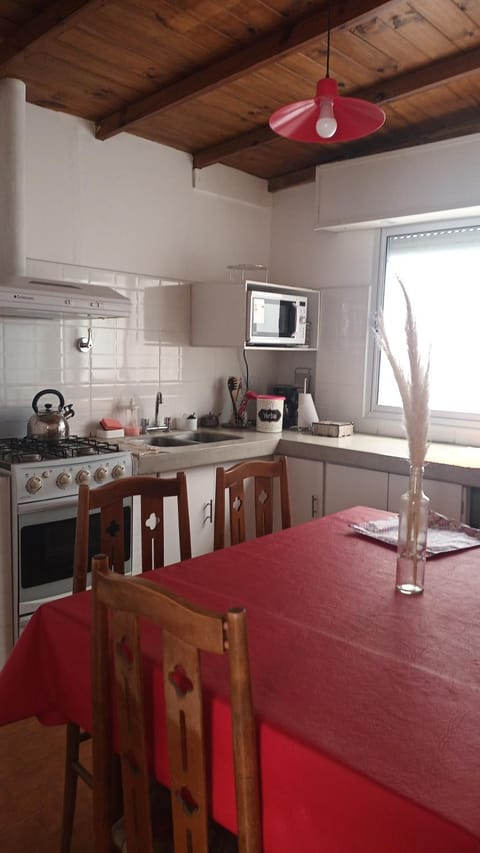 Kitchen or kitchenette, Dining area, minibar, pet friendly