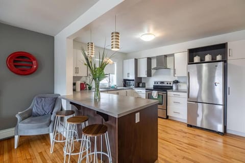 Large & Sunny Beautiful Home #103 Apartment in Halifax