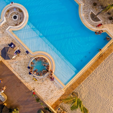 Day, Pool view