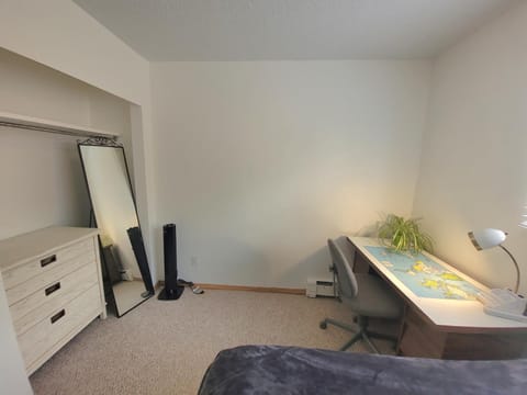 Close to everything! ROGERS Place, COMMONWEALTH Stadium, West Edm Mall, Hospitals, Universities, located in 124 Street Arts District Apartment in Edmonton