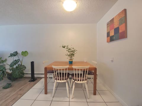 Close to everything! ROGERS Place, COMMONWEALTH Stadium, West Edm Mall, Hospitals, Universities, located in 124 Street Arts District Apartment in Edmonton