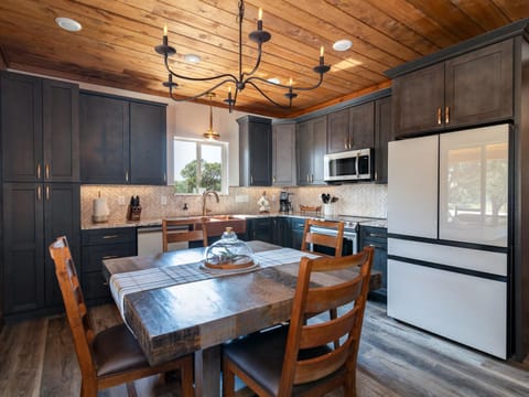 Dining area, kitchen