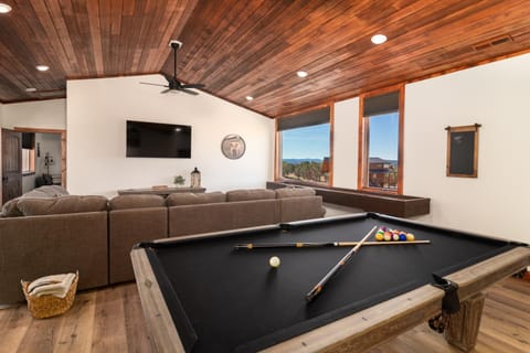 Sage Meadow Retreat-Brand New: Hot Tub, Pool Table, Shuffleboard Haus in Orderville