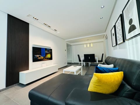 Communal lounge/ TV room, TV and multimedia, Living room, Seating area, Evening entertainment