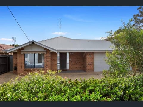 Cheerful 3 Bedroom House with cozy wood fire. House in Inverloch