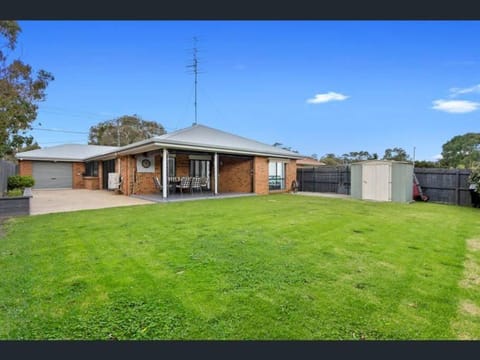 Cheerful 3 Bedroom House with cozy wood fire. House in Inverloch