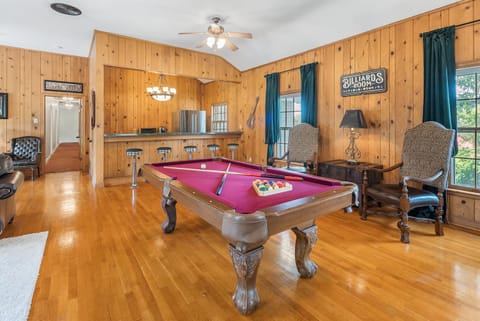 Billiard, Game Room