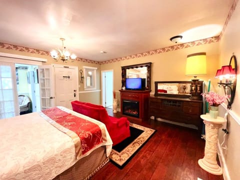 Cherry Suite-heart of oldtown Maison in Niagara-on-the-Lake
