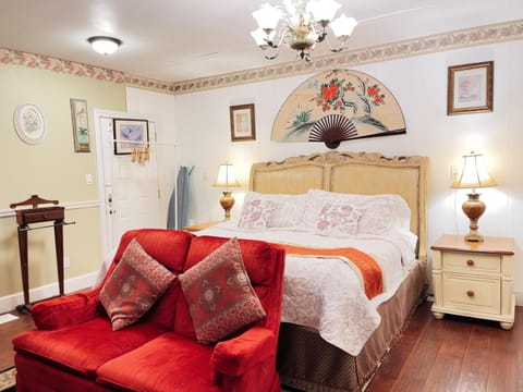 Cherry Suite-heart of oldtown House in Niagara-on-the-Lake