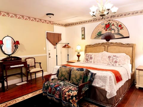 Apple & Cherry Suite-heart of oldtown Casa in Niagara-on-the-Lake