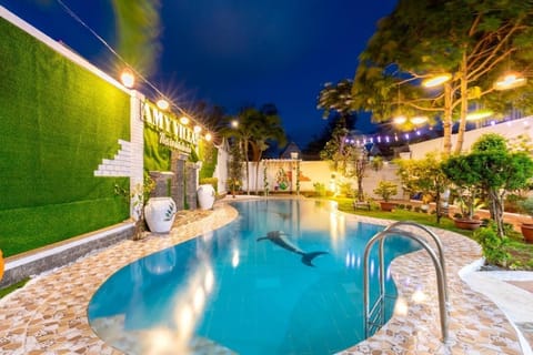 Property building, Patio, Night, Garden, Garden view, Pool view, Swimming pool, sunbed