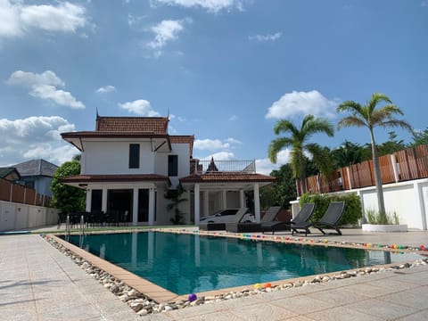 Property building, Day, Pool view, Swimming pool, sunbed