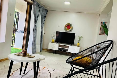 Cozy Living by Miranda, Acacia - 2 BDR, 4 beds, 3 Bthrms, Unlimited WIFI, Free Parking, Netflix Apartment in Kampala