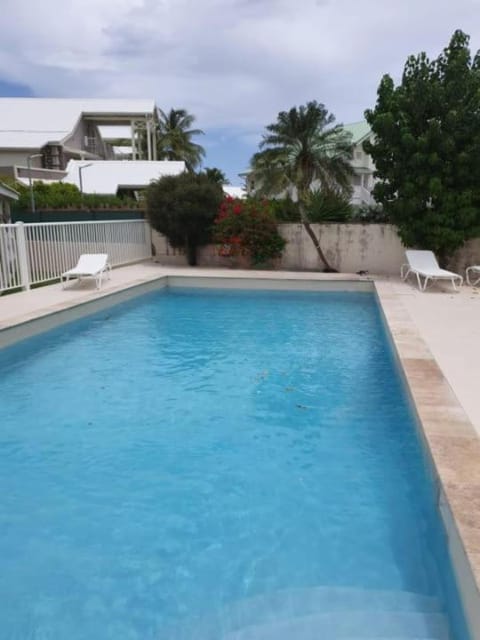 Day, Pool view