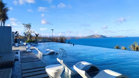 Day, Natural landscape, View (from property/room), Balcony/Terrace, Mountain view, Pool view, Sea view, Swimming pool, sunbed