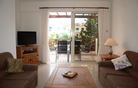 Top floor, 2 bedroom apartment Vanessa D204, FREE WIFI, village view Condominio in Peyia