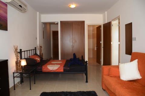 Studio with shower room E5, full kitchen, poolside, FREE WIFI Condo in Peyia