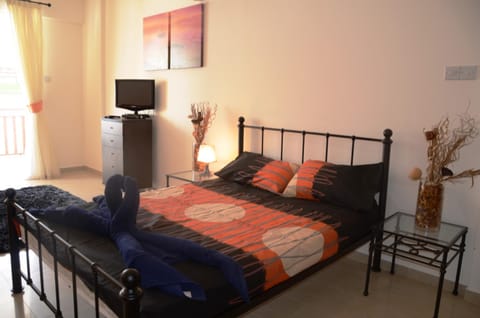 Studio with shower room E5, full kitchen, poolside, FREE WIFI Wohnung in Peyia