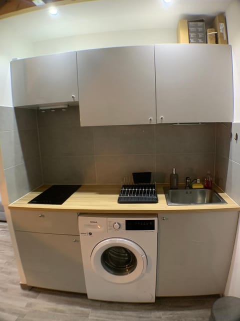 Kitchen or kitchenette, stove, washing machine