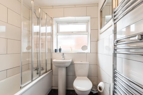 Central Modern Flat in Southampton, Sleeps 5, Free Off-Road Parking, Close to Hospital, Cruise terminal and Centre, Great for contractors, friends & families Apartment in Southampton