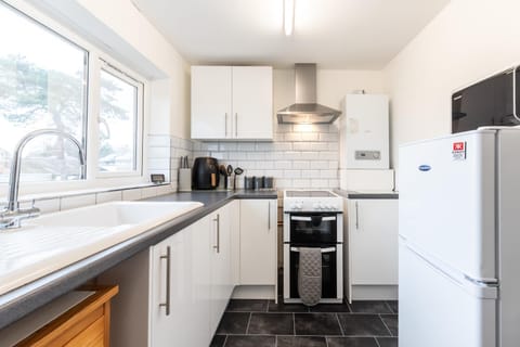 Central Modern Flat in Southampton, Sleeps 5, Free Off-Road Parking, Close to Hospital, Cruise terminal and Centre, Great for contractors, friends & families Apartment in Southampton