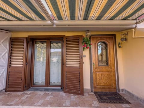 Property building, Facade/entrance, Day, Balcony/Terrace