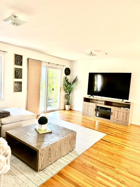 Communal lounge/ TV room, TV and multimedia, Living room, Seating area, Evening entertainment