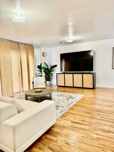 TV and multimedia, Living room, Seating area, Evening entertainment