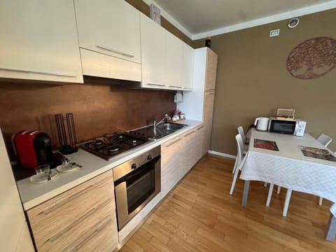 Coffee/tea facilities, Kitchen or kitchenette, Dining area, dishwasher, oven, stove