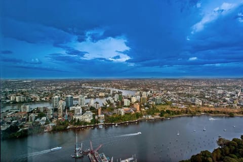 SkyHigh Style ~ 2Bed/2Bath/1Car/VIEWS! ~ CBD Apartment in Kangaroo Point