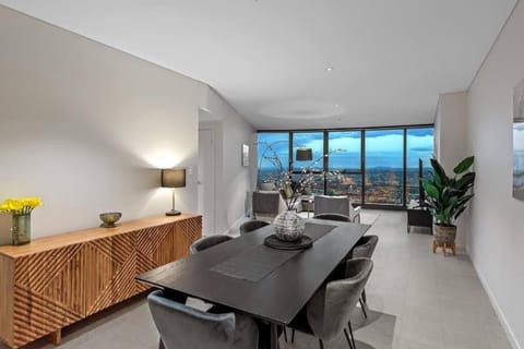 SkyHigh Style ~ 2Bed/2Bath/1Car/VIEWS! ~ CBD Apartment in Kangaroo Point