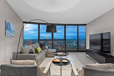 SkyHigh Style ~ 2Bed/2Bath/1Car/VIEWS! ~ CBD Apartment in Kangaroo Point