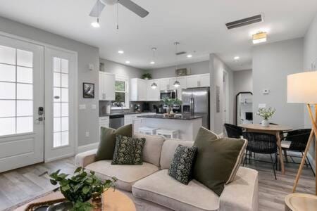 NEW! Canopy Cove, Luxury Downtown Apartment Near Main St Condo in Safety Harbor
