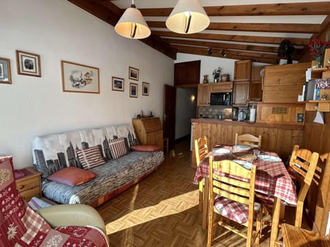 Charmant appartement T2 à Praz sur Arly avec parking et balcon - 300m du village, 600m des pistes - FR-1-603-88 Apartment in Megève