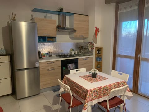 Kitchen or kitchenette, Dining area, oven, stove