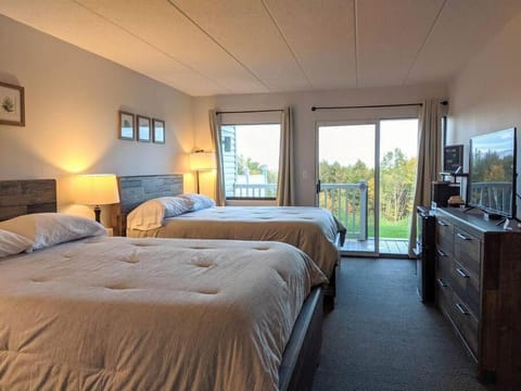 Cute Lower Level Cedar Lodge Room with Balcony & Lake Views! Condo in Laconia