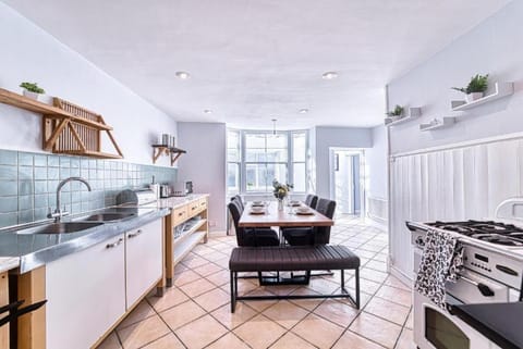 Deluxe Gem of Bath - Football Table - Sleeps 10 House in Bath