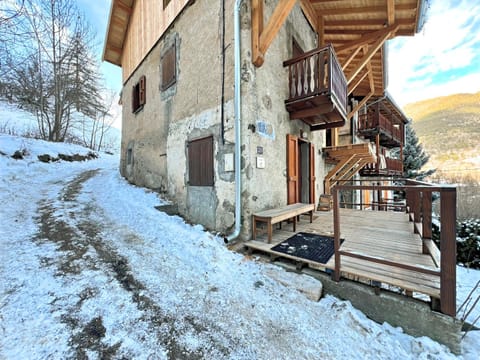 Property building, Facade/entrance, Day, Neighbourhood, Natural landscape, Winter, Mountain view, Street view, Parking