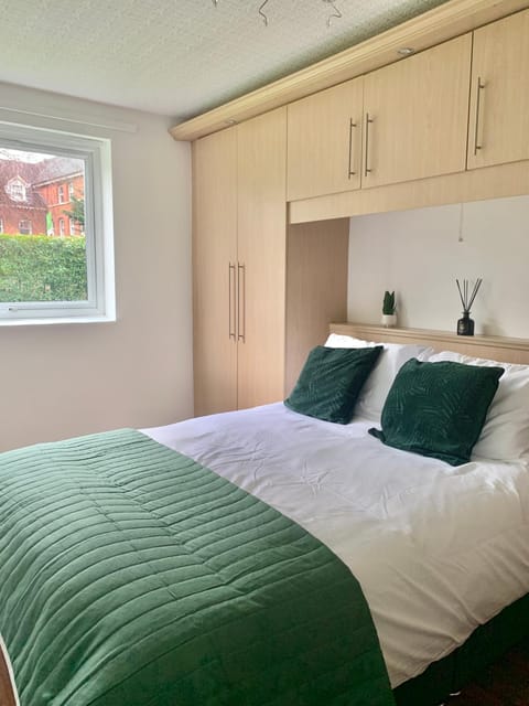 HEATON MOOR - Fáilte Inn Apartments - Free Parking - Excellent links to the city - Stockport's finest Suburb Apartment in Manchester