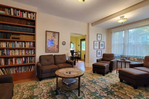 Bluemoon Vacation Rentals - Anne Hathaway House Haus in Ashland