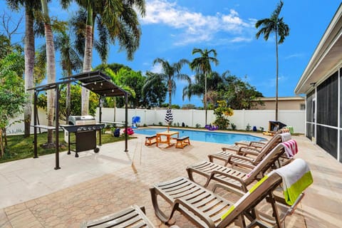 Property building, Spring, Pool view, Swimming pool, sunbed